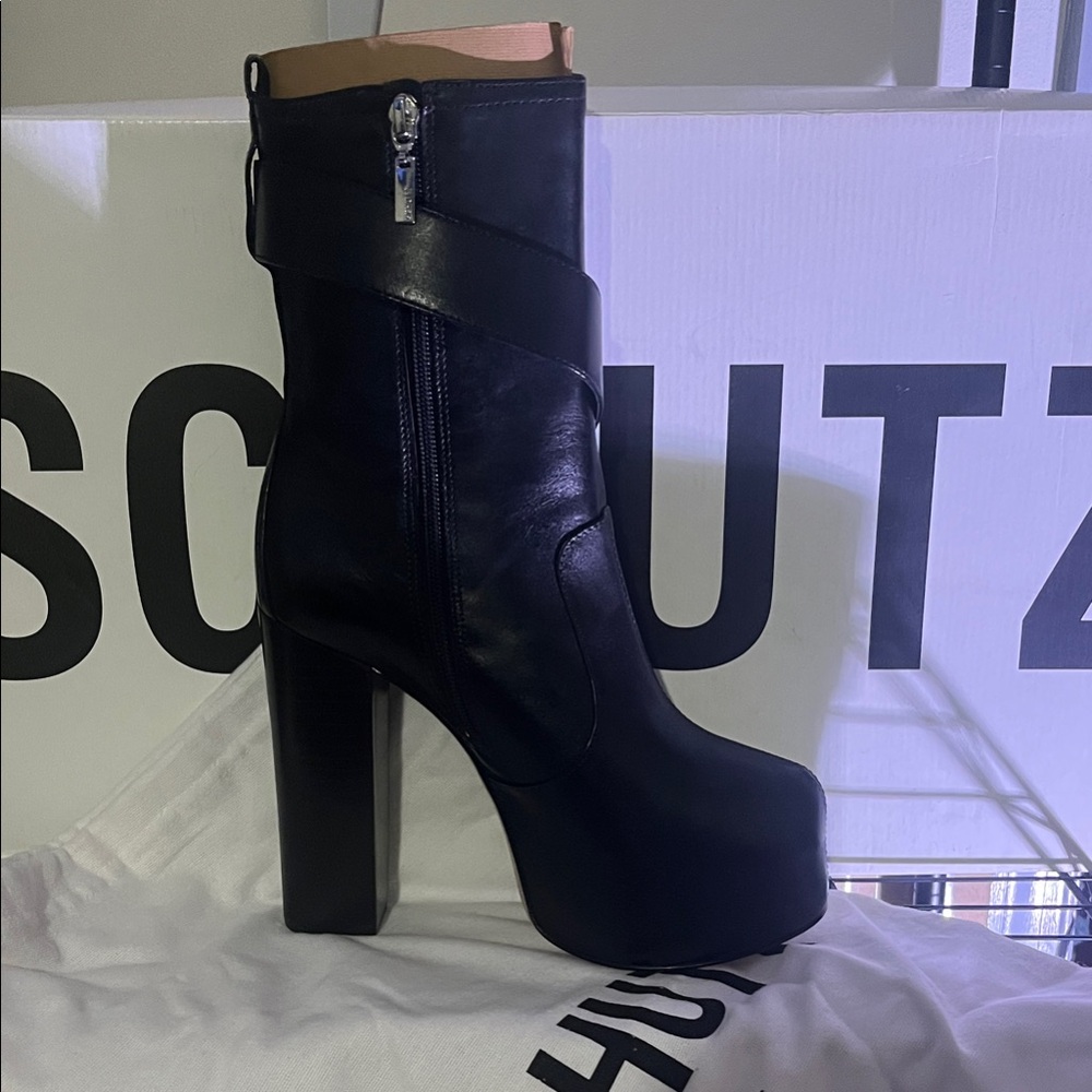 NWB SCHUTZ Black Platform Heeled Boots in size 8